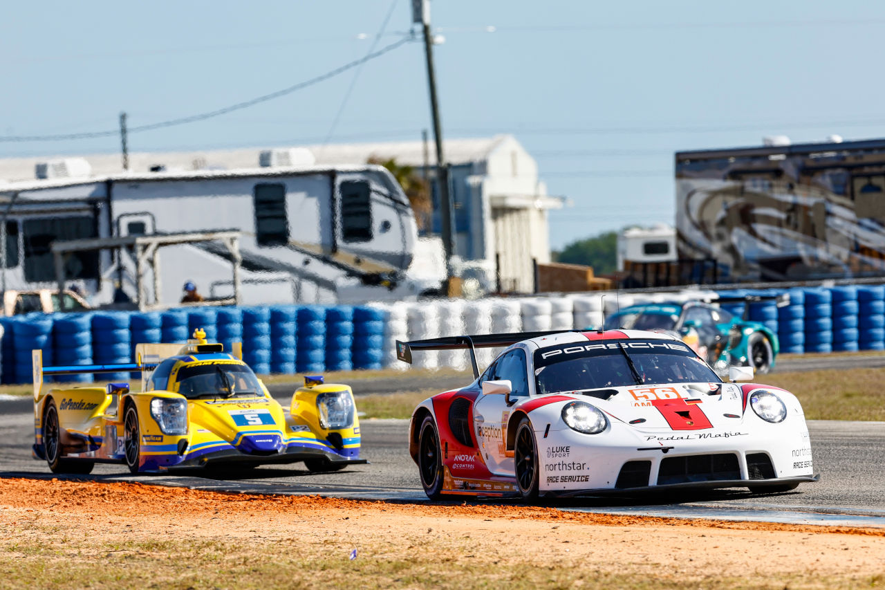チーム・ペンスキーの5号車オレカ07・ギブソン（左）とチーム・プロジェクト1の56号車ポルシェ911 RSR-19（右）