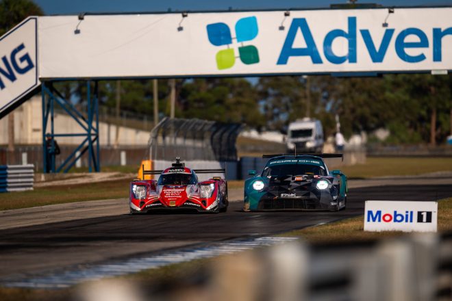WRTの31号車オレカ07・ギブソン（左）とデンプシー・プロトン・レーシングの88号車ポルシェ911 RSR-19（右）