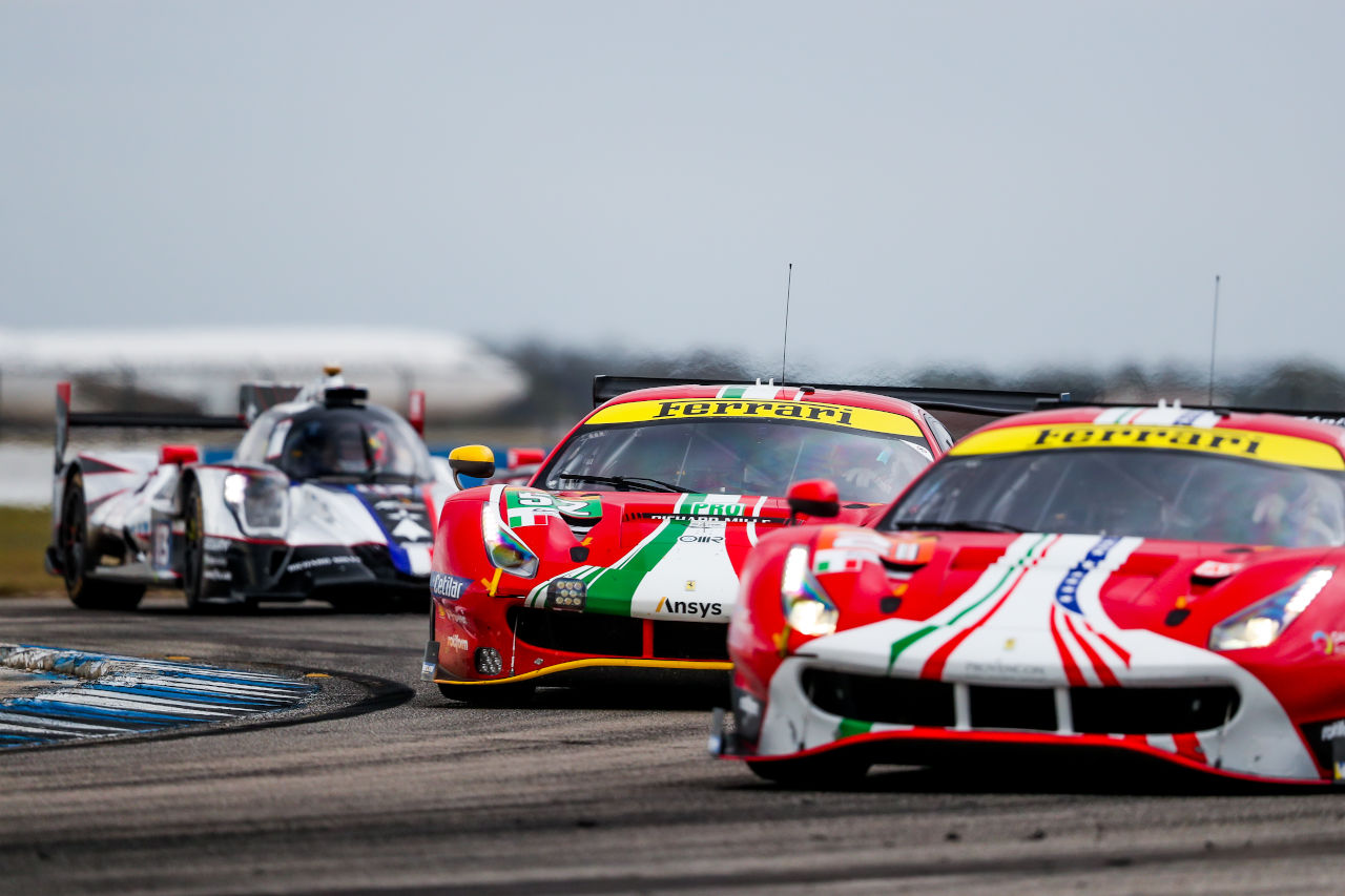 手前から21号車フェラーリ488 GTE Evo、52号車フェラーリ488 GTE Evo、83号車オレカ07・ギブソン。いずれもAFコルセが走らせる車両だ