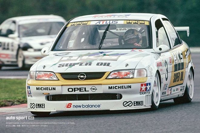 新型のオペル・ベクトラで長谷見昌弘を起用して戦った1996年。コースによって左ハンドルと右ハンドルを使い分けたこともあった。