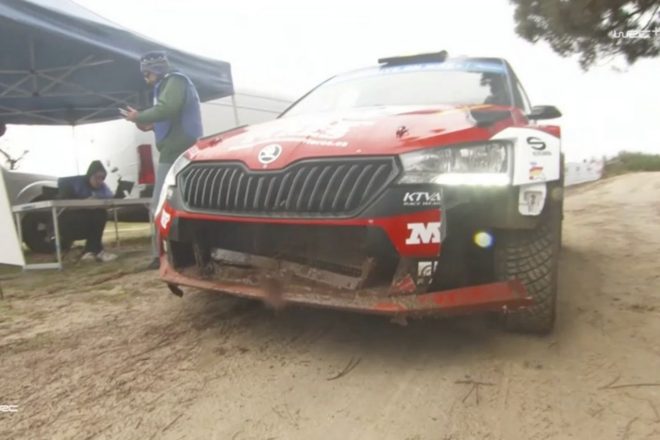 Team MRF Tyresからエントリーのエフレン・ヤレーナ（シュコダ・ファビアRally2 EVO）はSS2の轍でラジエーターを破損