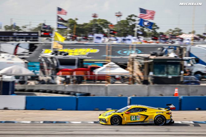 セブリング・インターナショナル・レースウェイを走る、コルベット・レーシングの64号車シボレー・コルベットC8.R