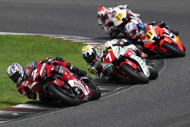 JSB1000レース2での首位争い。左から清成龍一選手、中須賀克行選手、日浦大治朗選手