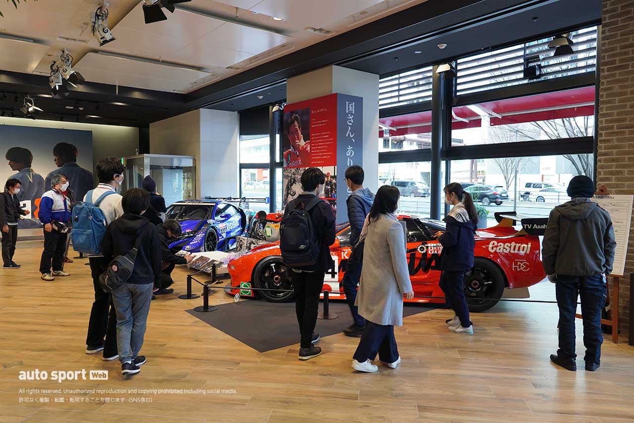展示初日となった3月19日。開館直後から多くのファンが訪れた