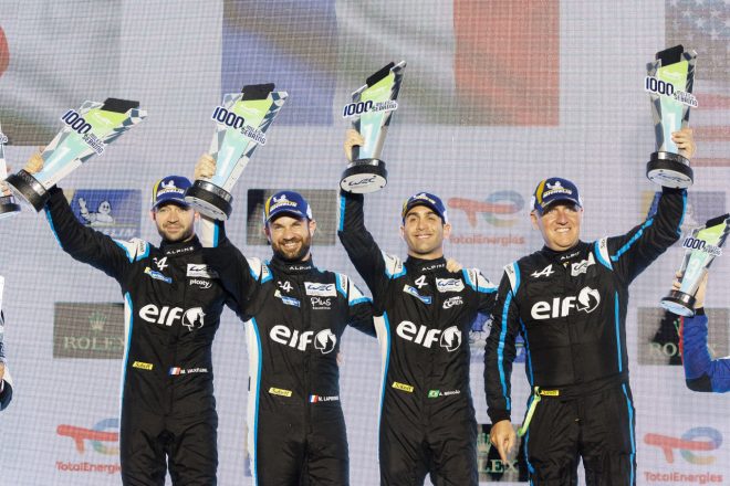 優勝したアルピーヌ・エルフ・チームのドライバーたち。左からマシュー・バキシビエール、ニコラ・ラピエール、アンドレ・ネグラオ。右はフィリップ・シノー代表