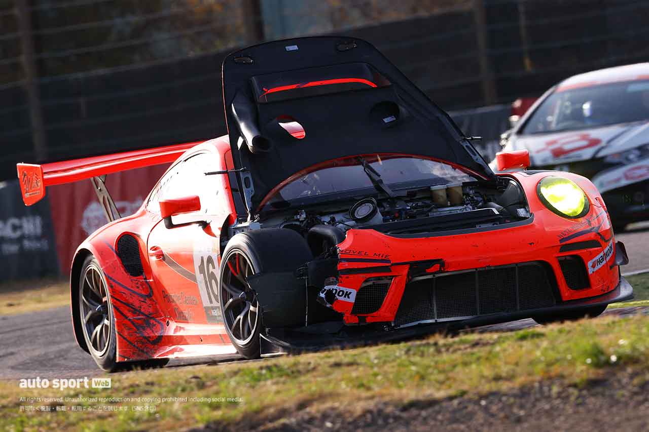 フロントにダメージを負ってしまい、ボンネットが開いてしまったポルシェセンター岡崎 911 GT3R