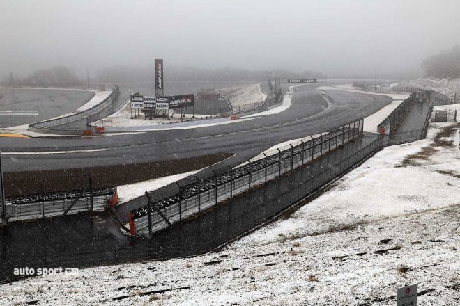降雪に見舞われた3月22日の富士スピードウェイ。午後のセッションはキャンセルとなっている