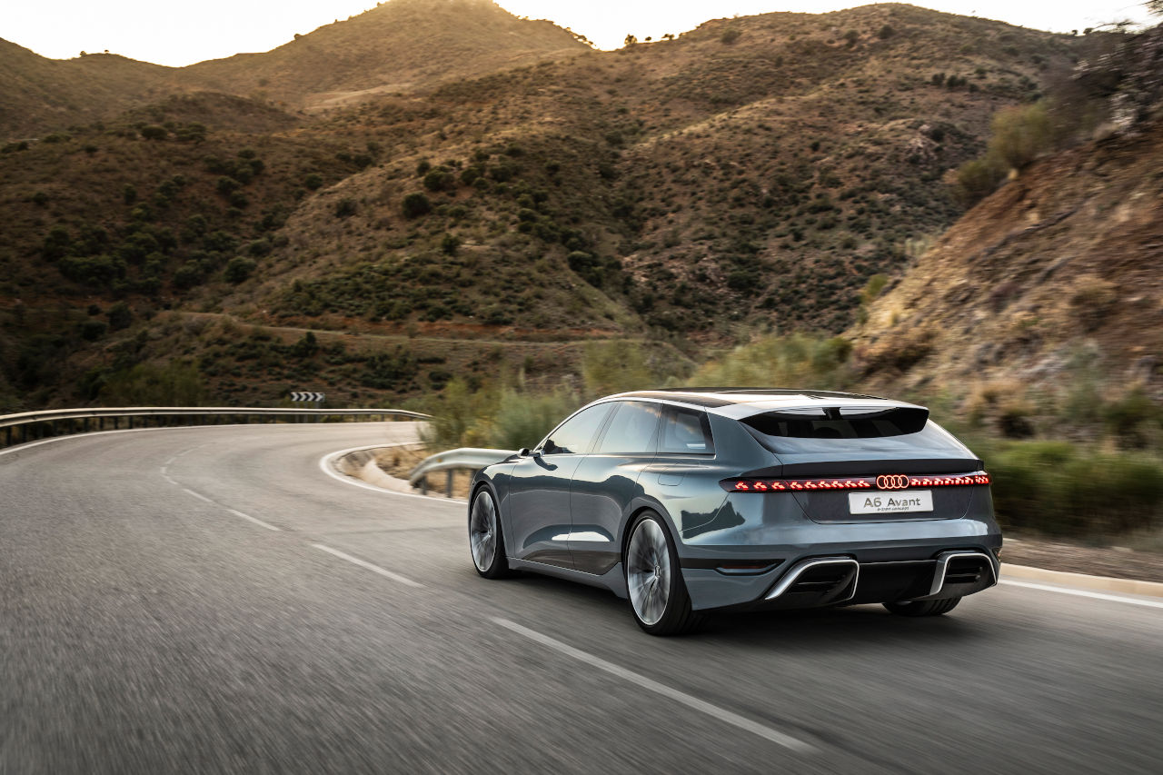 アウディA6アバントe-tronコンセプトの走行イメージ（リヤ）