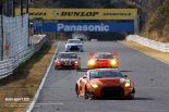 バックマーカーをかわしながらトップを争うDAISHIN GT3 GT-Rとポルシェセンター岡崎 911 GT3R