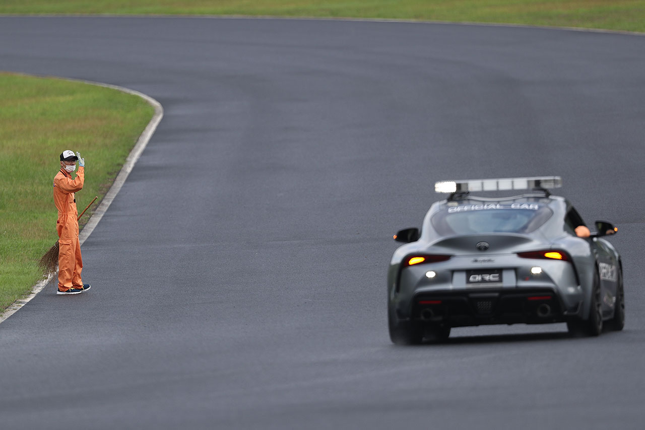 J-GP3走行前はウエット路面。ちなみに、岡山国際サーキットのセーフティカーはスープラ