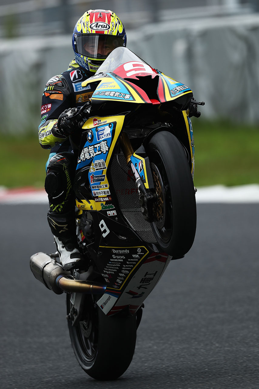 ファンサービスを忘れない関口太郎選手。某カメラメーカーの被写体サンプルにもなっている