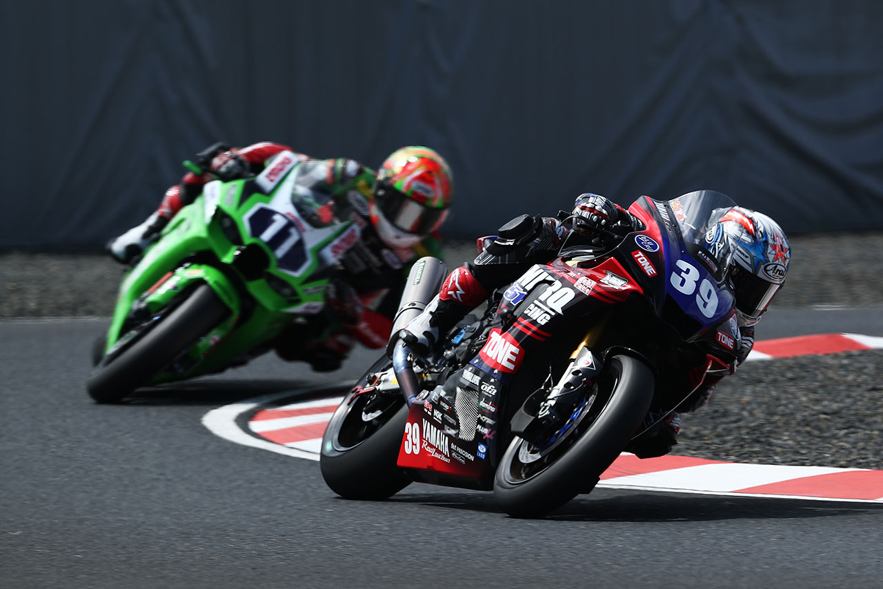 新シケインにて、ヤマハの岡本裕生選手（右）とカワサキの岩戸亮介選手（左）のバトル