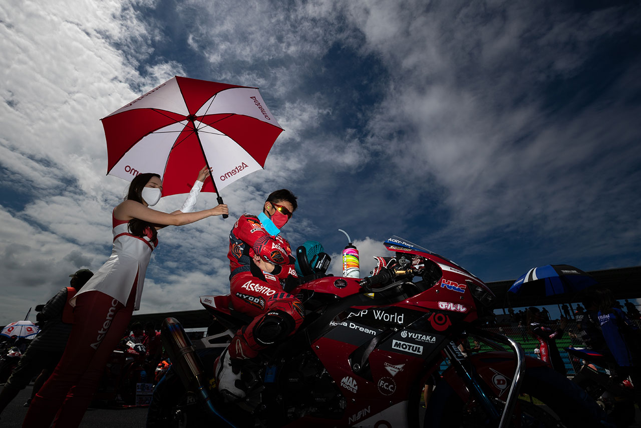 ポイントリーダー渡辺一馬選手のグリッドにて。秋の雲がきれい