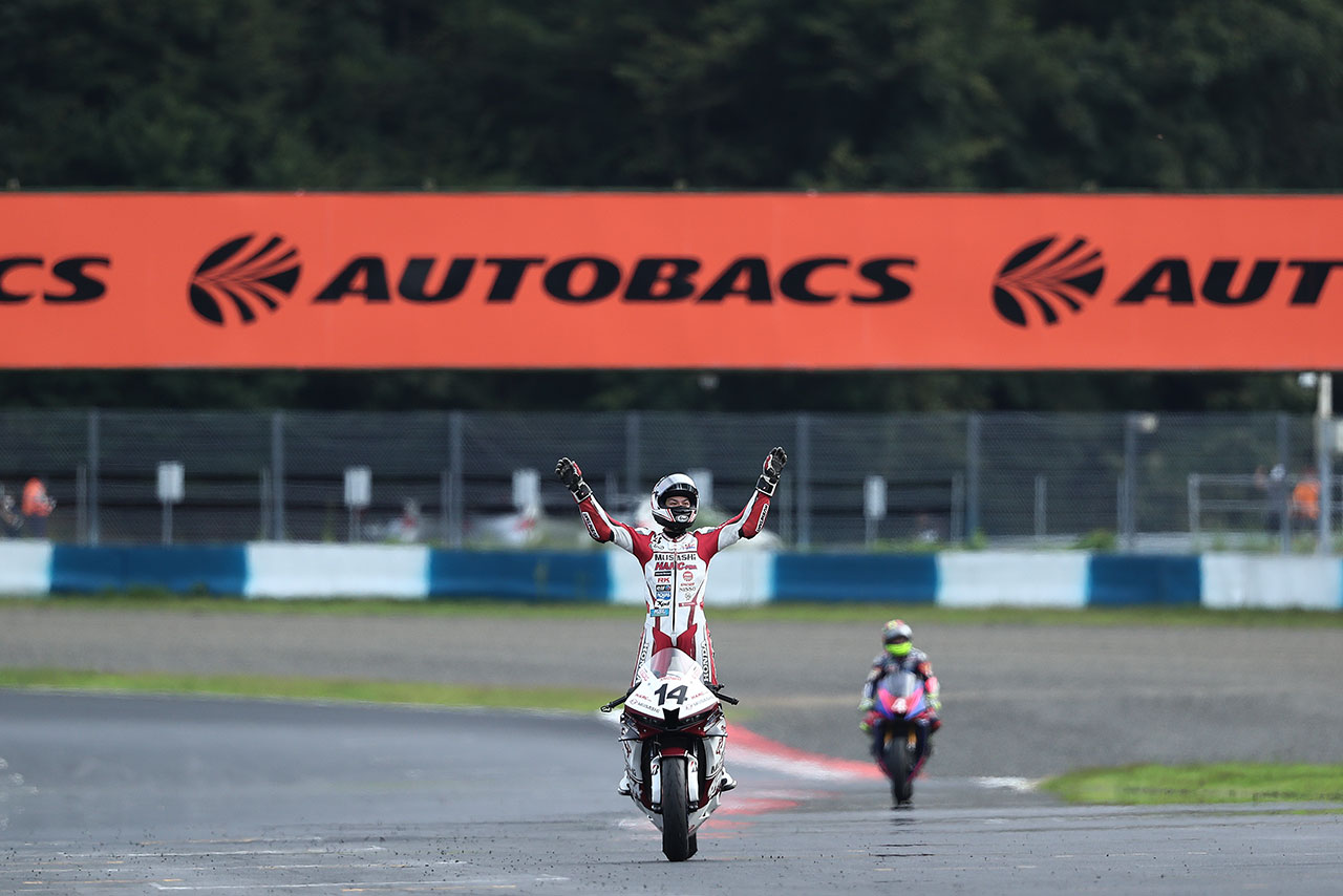 埜口遥希選手のウイニングラン。ST600のポイントリーダーに浮上