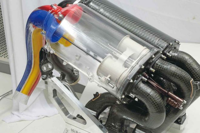 ホンダF1のテクノロジー本のために、VISの動作をわかりやすく説明するために、左バンク側のプレナムチャンバーとCACパイプを透明樹脂でわざわざ製作していただいた。