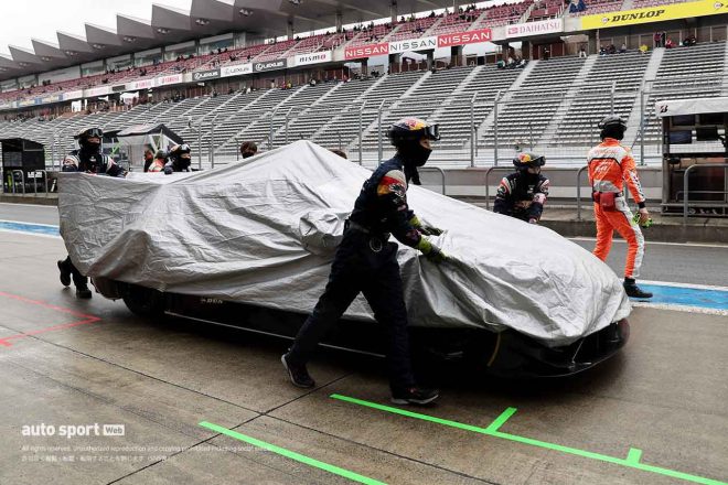 2022スーパーGT富士公式テスト　ガレージに戻されるRed Bull MOTUL MUGEN NSX-GT