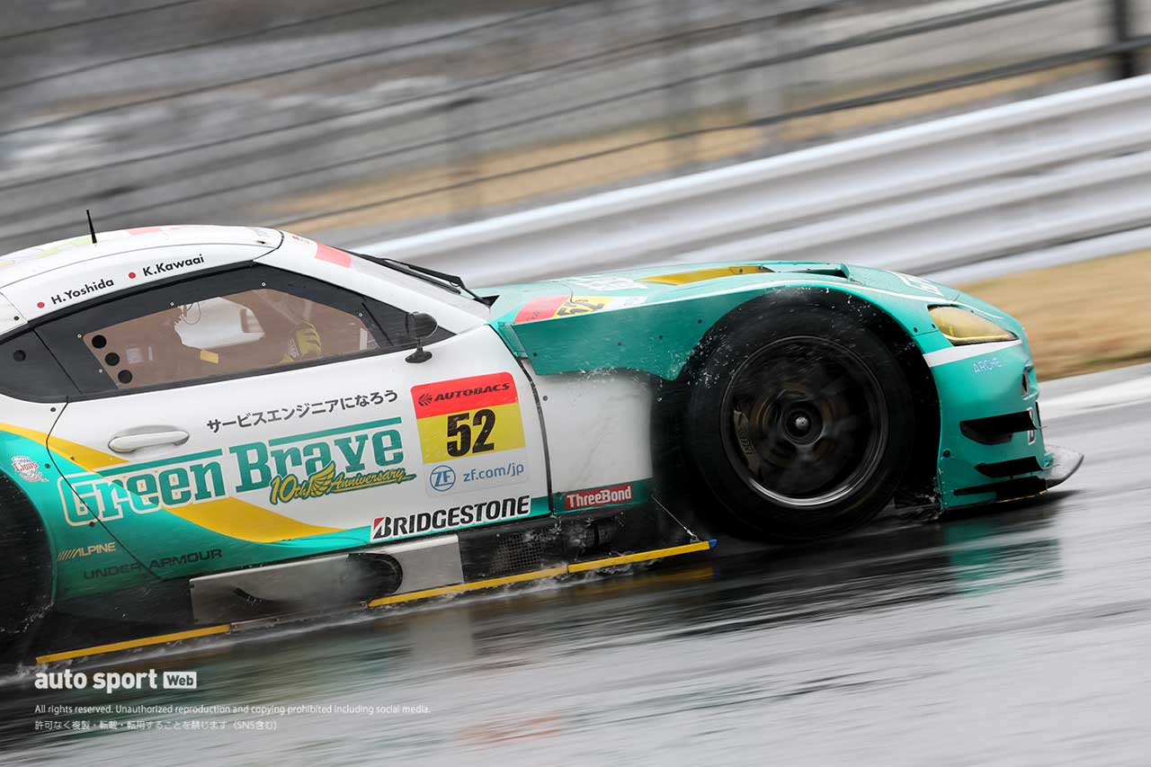 2022スーパーGT富士公式テスト　水しぶきをあげる埼玉トヨペットGB GR Supra GT（吉田広樹／川合孝汰）