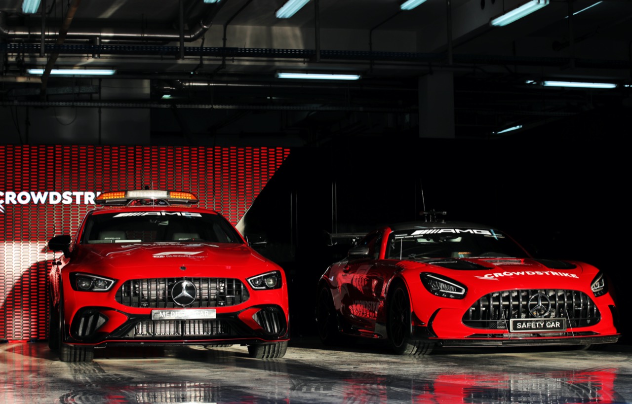 左：メディカルカー、右：セーフティカー