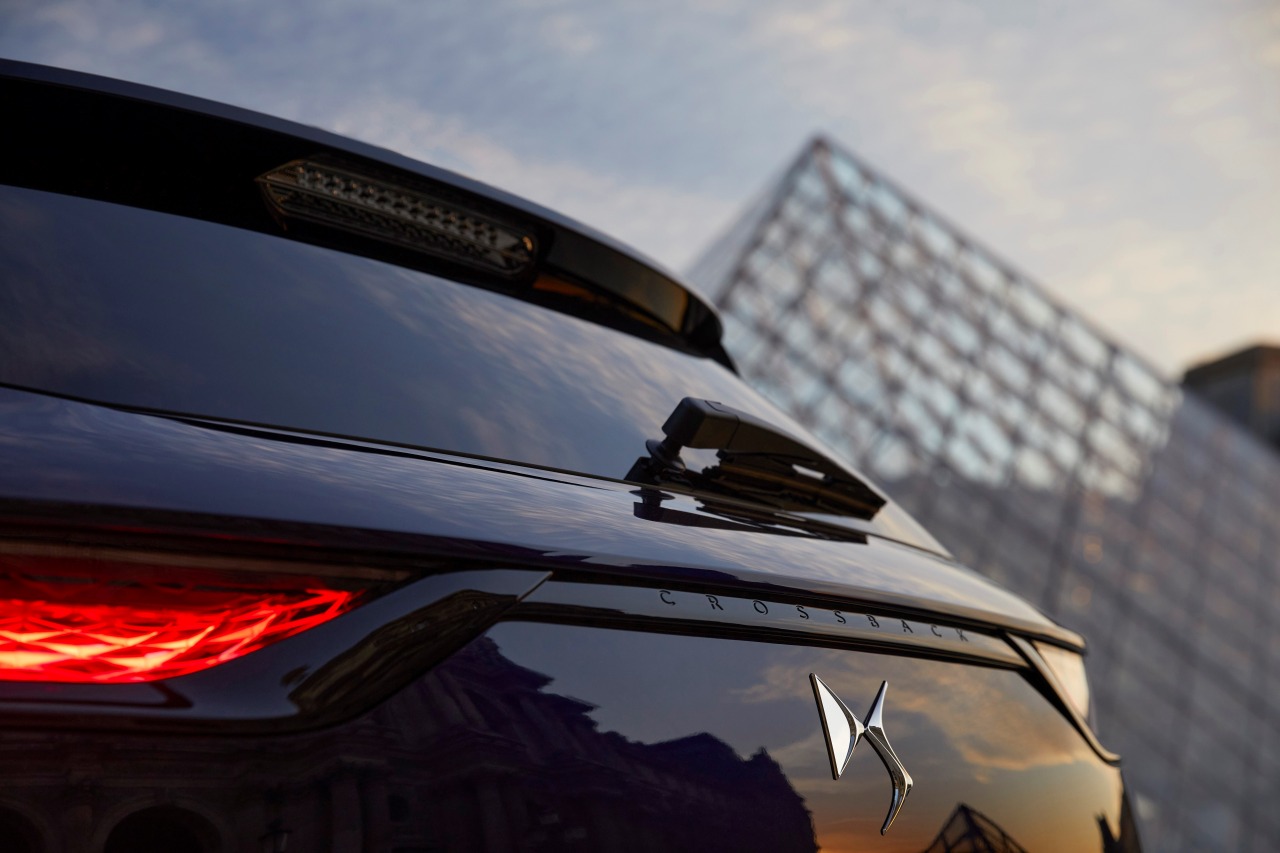 DSウイングやリヤガーニッシュ、さらにガラスモール、ルーフレールもシャイニーブラック仕上げに