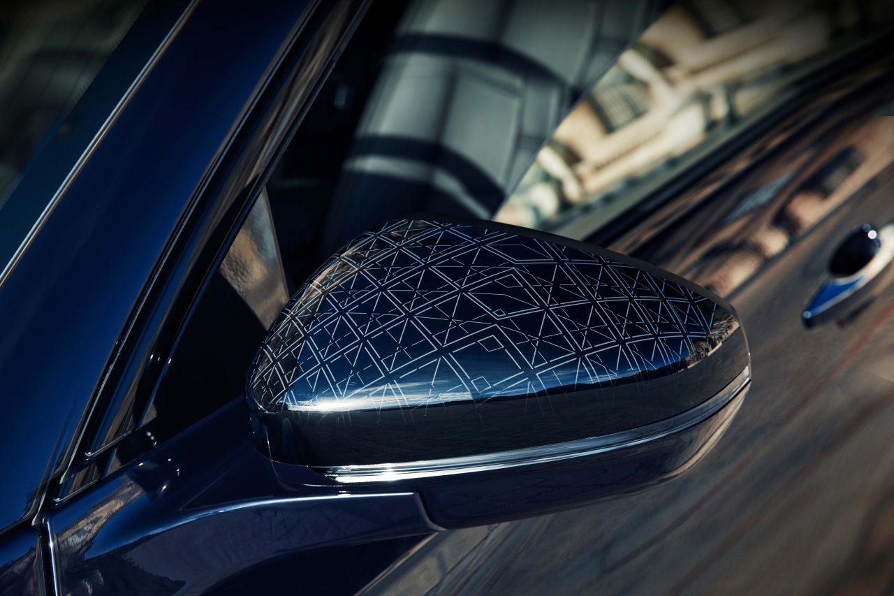 ドアミラーは、ガラスのピラミッドをイメージさせる幾何学模様をレーザー加工で表現した