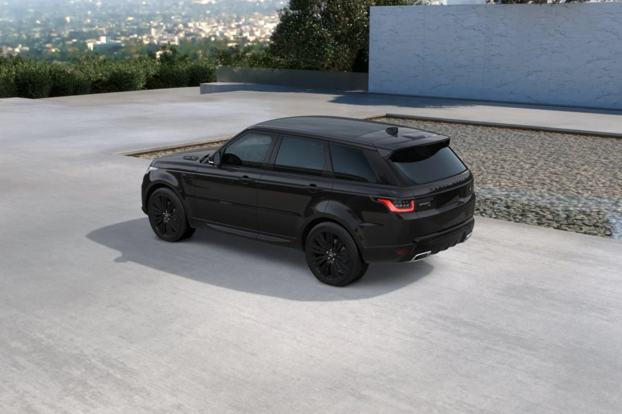 サントリーニブラック（メタリック）のエクステリアカラーに、22インチ“スタイル9012”9スプリットスポークアロイホイール（グロスブラックフィニッシュ）を組み合わせた精悍な印象に