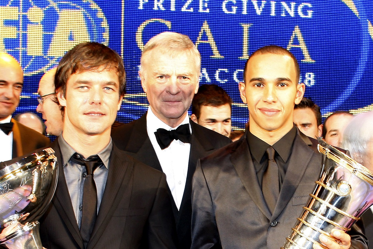 2008年FIA表彰式：FIA会長マックス・モズレー（中央）、セバスチャン・ローブ（左）、ルイス・ハミルトン（右）