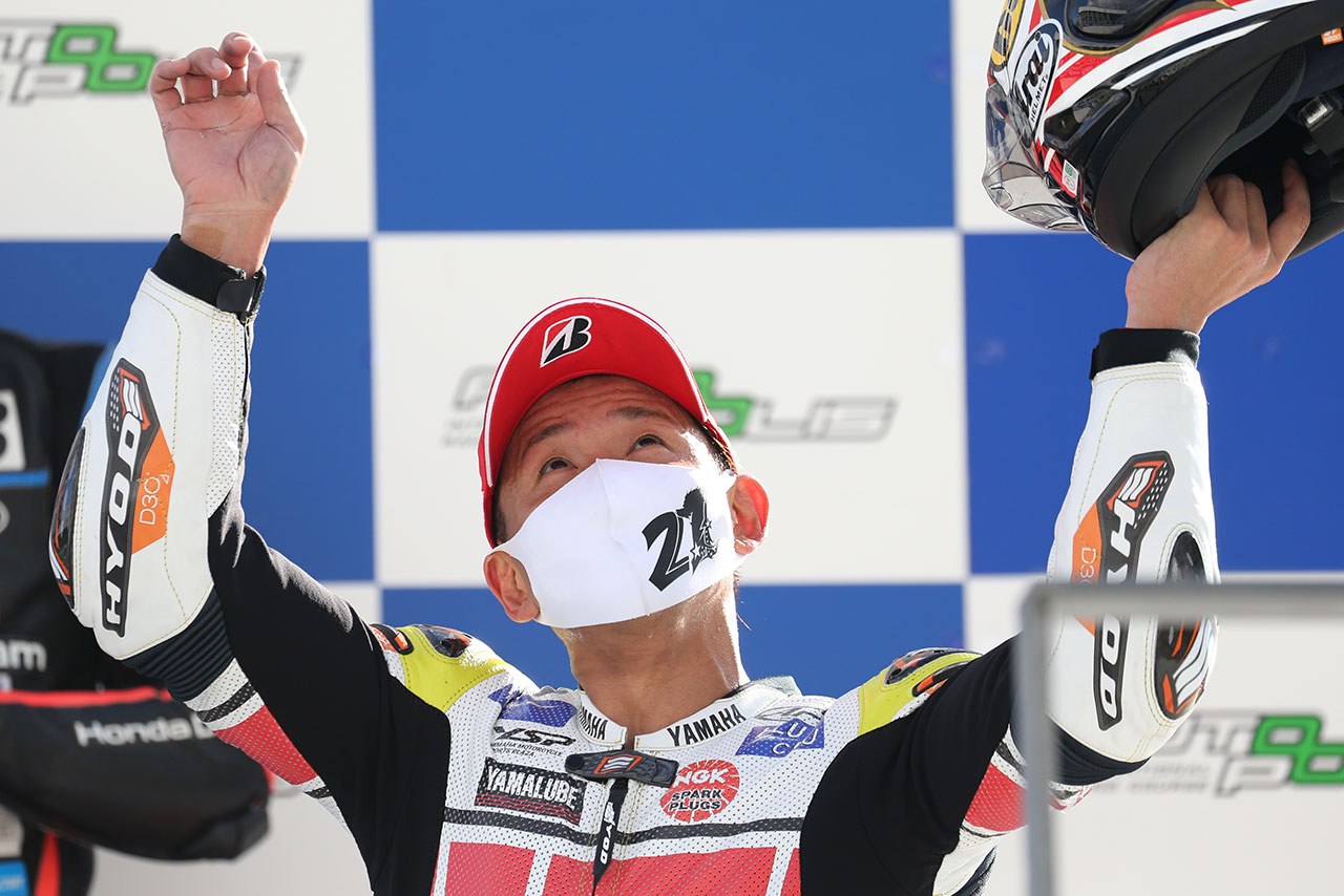 1位表彰台にて、亡き父へ勝利を報告