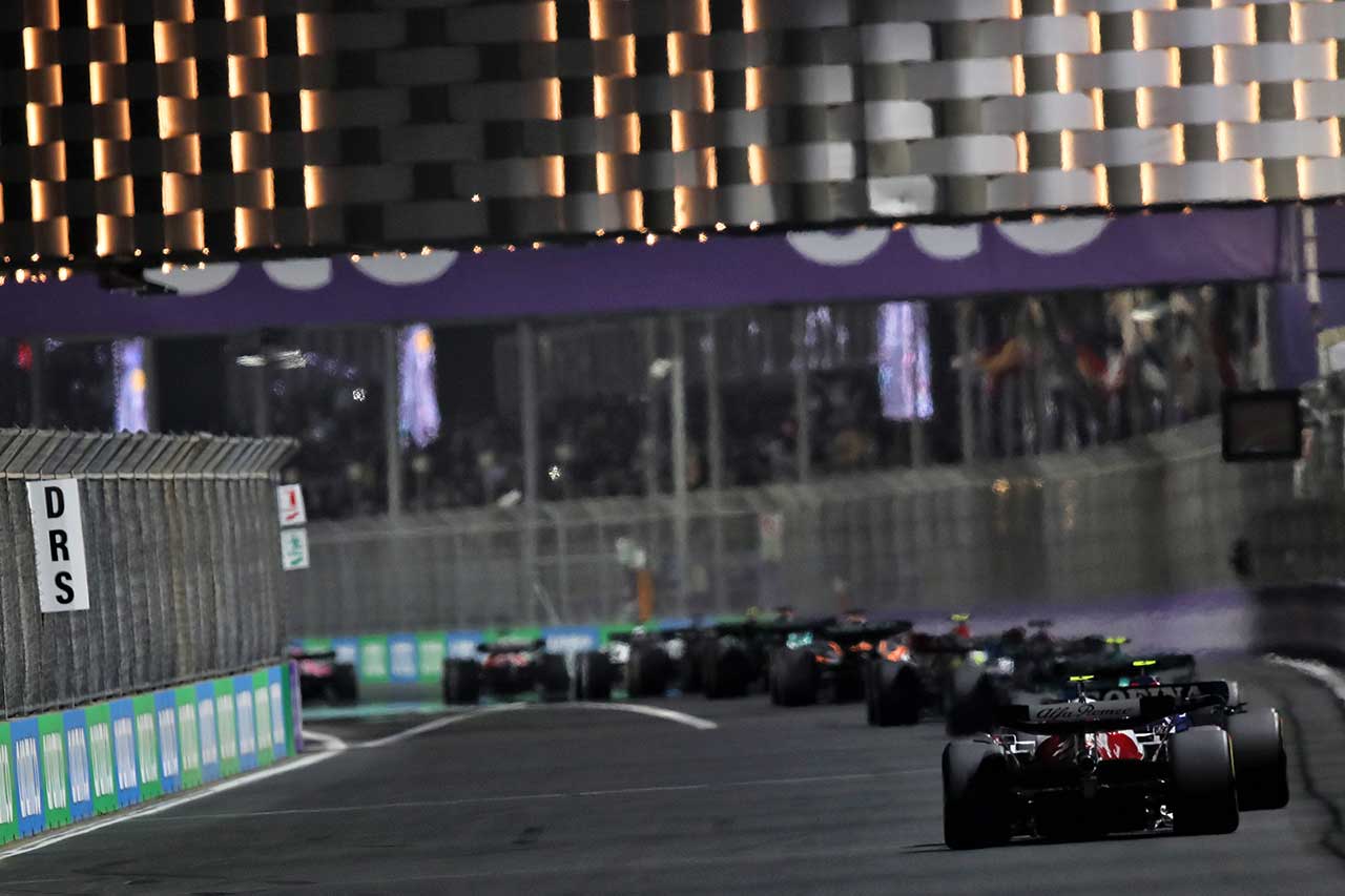 2022年F1第2戦サウジアラビアGP　最終コーナーからホームストレートに向かう各マシン
