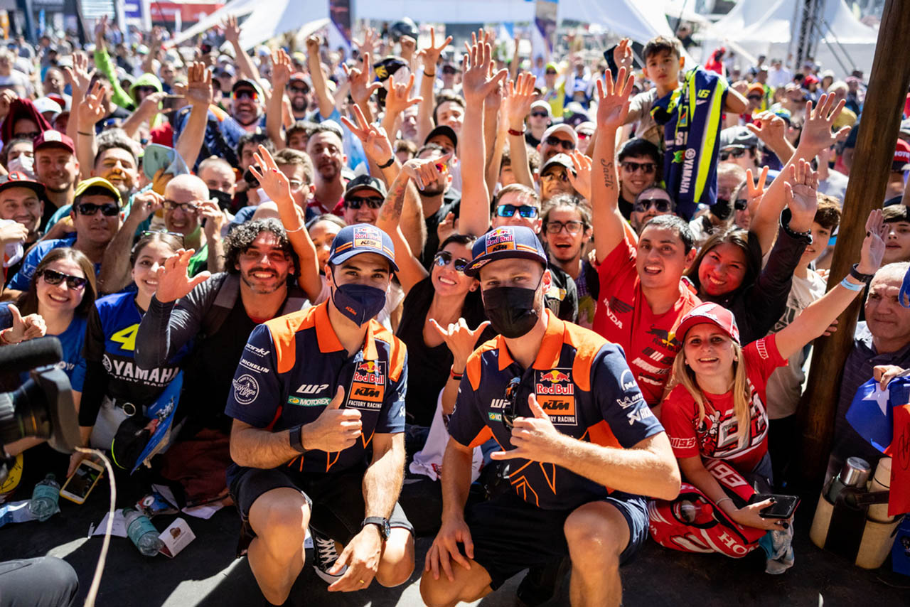 金曜日に行われたピットウォーク、ブラッド・ビンダーとミゲール・オリベイラ／2022MotoGP第3戦アルゼンチンGP