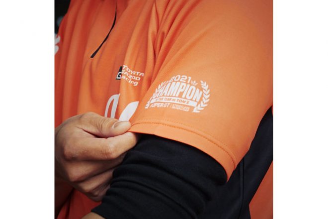 TGR TEAM au TOM’Sモデルでは左側の袖部分に“2021シーズン年間チャンピオン”のロゴが追加された