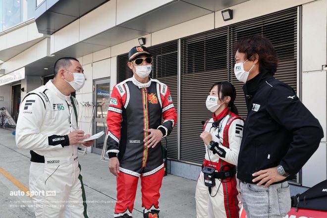 日曜日の第2戦でピットレポーターを務めたレイザーラモンRGさんとHGさん