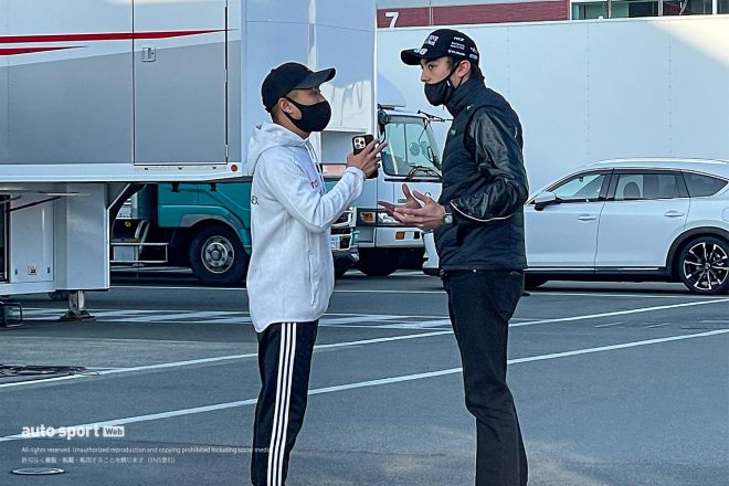 第1戦終了後のパドックで口論となった関口雄飛とジュリアーノ・アレジ