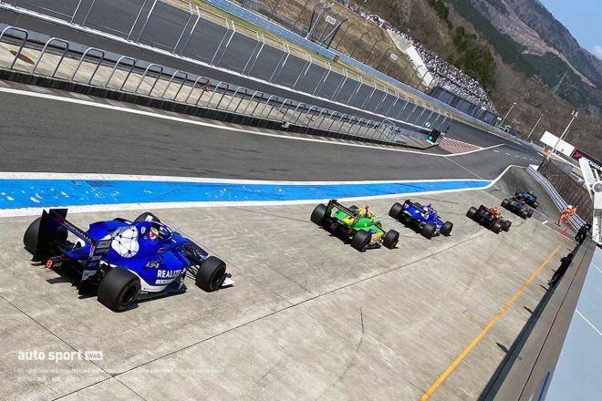 ピットロードエンドに伸びる渋滞