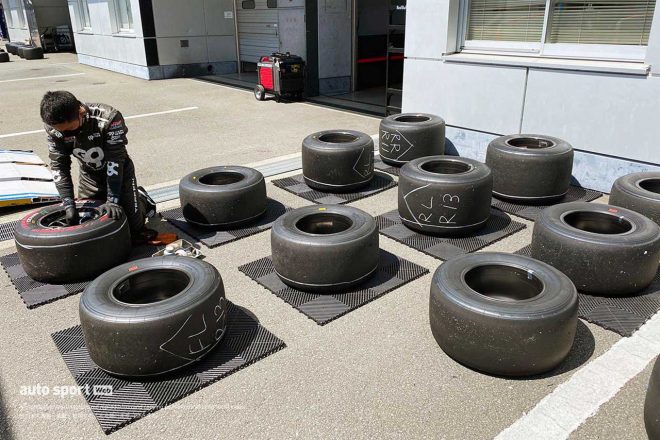 ケーキや肉まんの下に敷いてある紙みたいに見え……ないか。