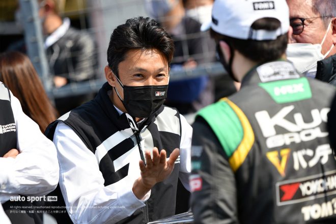 自身にとって古巣となるトムスのグリッドで、宮田莉朋を激励する中嶋一貴TGR-E副会長