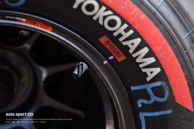 封印されたタイヤ（スターティンググリッドで撮影）