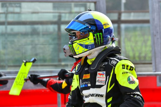 チームメイトのピットインを待つバレンティーノ・ロッシ