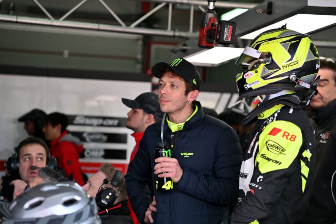 ピットのモニターでチームメイトの走りを見つめるバレンティーノ・ロッシ