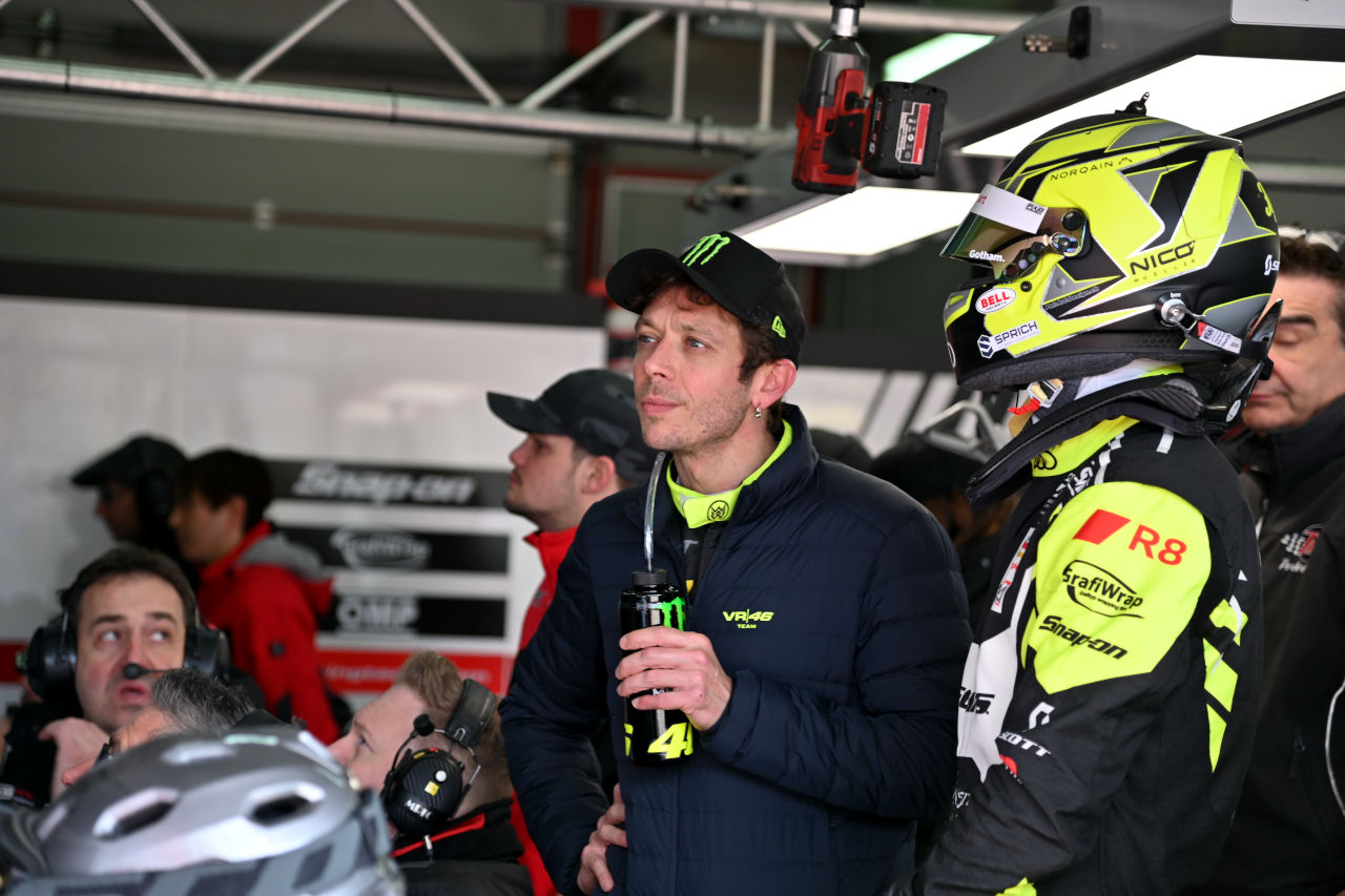 ピットのモニターでチームメイトの走りを見つめるバレンティーノ・ロッシ