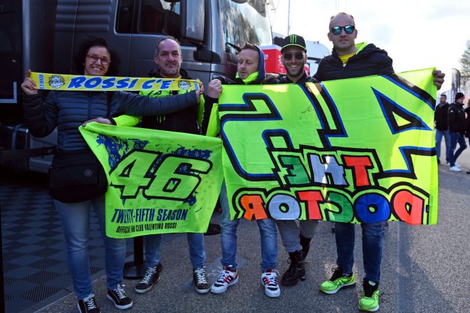 グッズを手に応援にやってきたロッシファン