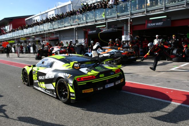 ピットボックスを通過してしまったロッシ駆る46号車アウディR8 LMS Evo II