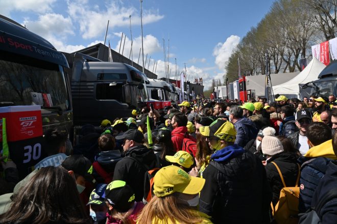 母国のヒーローを一目見ようと多くのファンがイモラ・サーキットに詰めかけた