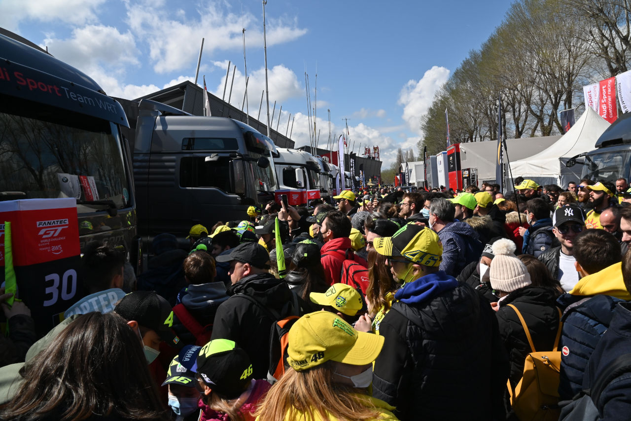 母国のヒーローを一目見ようと多くのファンがイモラ・サーキットに詰めかけた