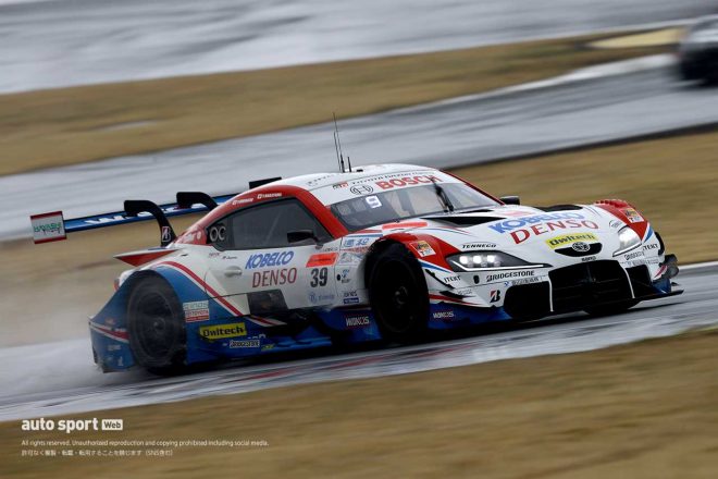 GT500クラスのマシンはヘッドライトおよびゼッケンが白となる