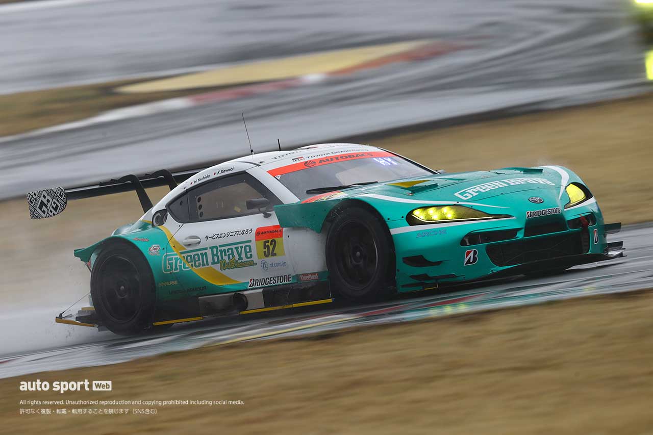 GT300クラスのマシンはヘッドライトおよびゼッケンが黄色となる