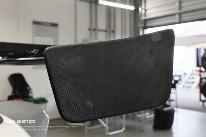 GRスープラ勢とは異なるリヤウイング翼端板。こちらもベニヤ板にウエットカーボンのシートを巻いて加工したもの