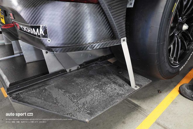 リヤディフューザー両端、シェイクダウン時点ではベニヤ板にウエットカーボンのシートを巻いたものを採用。補強のため、リヤバンパーからステーで吊り上げている