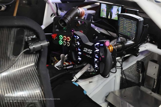 ステアリングの中央には『Supporters CLUB 25PRIDE』のロゴ。ダイヤル類がピンクに彩られている