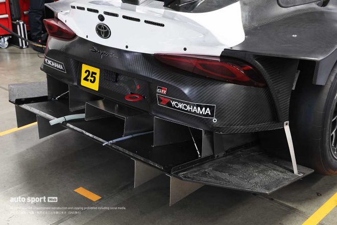 特徴的な形状のリヤディフューザー。中央と両端でカーボン地の見た目が異なる