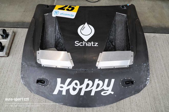 アルミカバーが存在感を放つボンネット